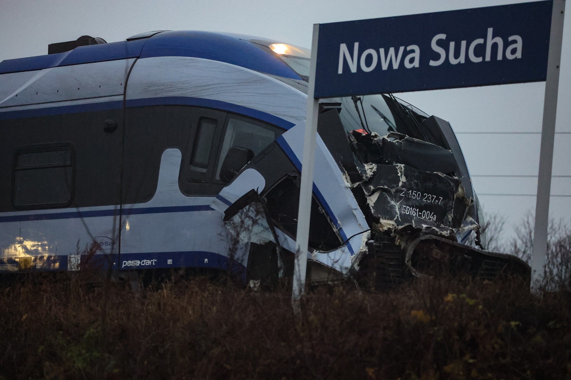 Nowa Sucha. Tak wyglądał pociąg po zderzeniu z ciężarówką