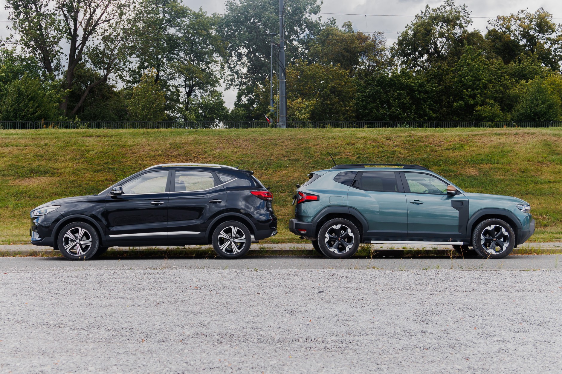 Dacia Duster kontra MG ZS. Porównanie dwóch budżetowych samochodów