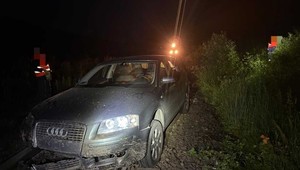 Utknął samochodem na torach. "Dobra, rano pomyślę, co z tym zrobić"