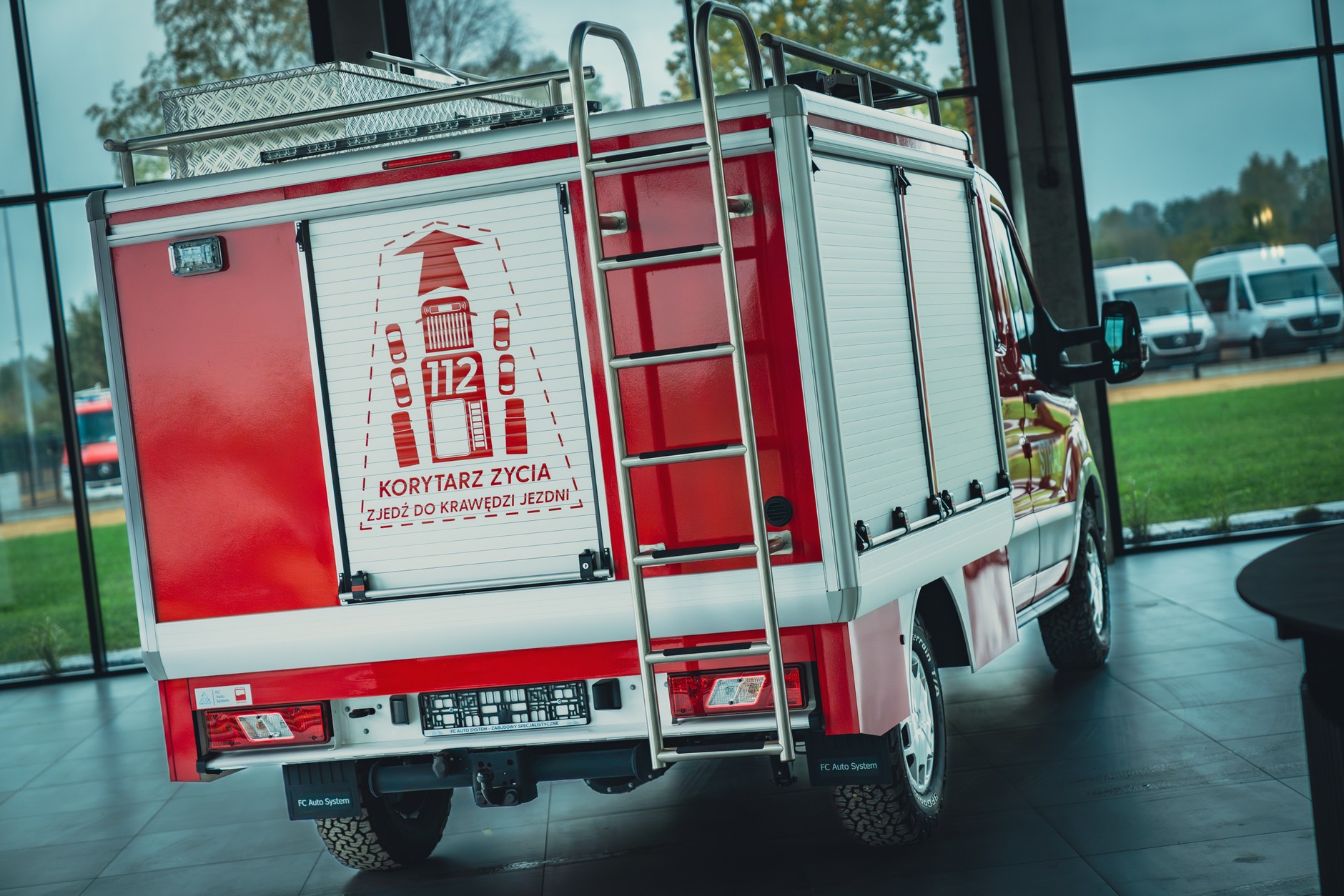 Ford Transit z podwójną kabiną i zabudową kontenerową dla Straży Pożarnej