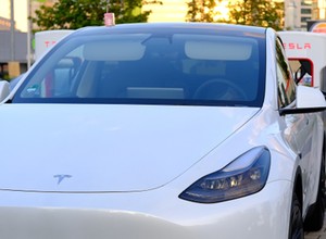 Elon Musk znów tnie ceny Tesli. Ale tym razem promocja ma "haczyk"