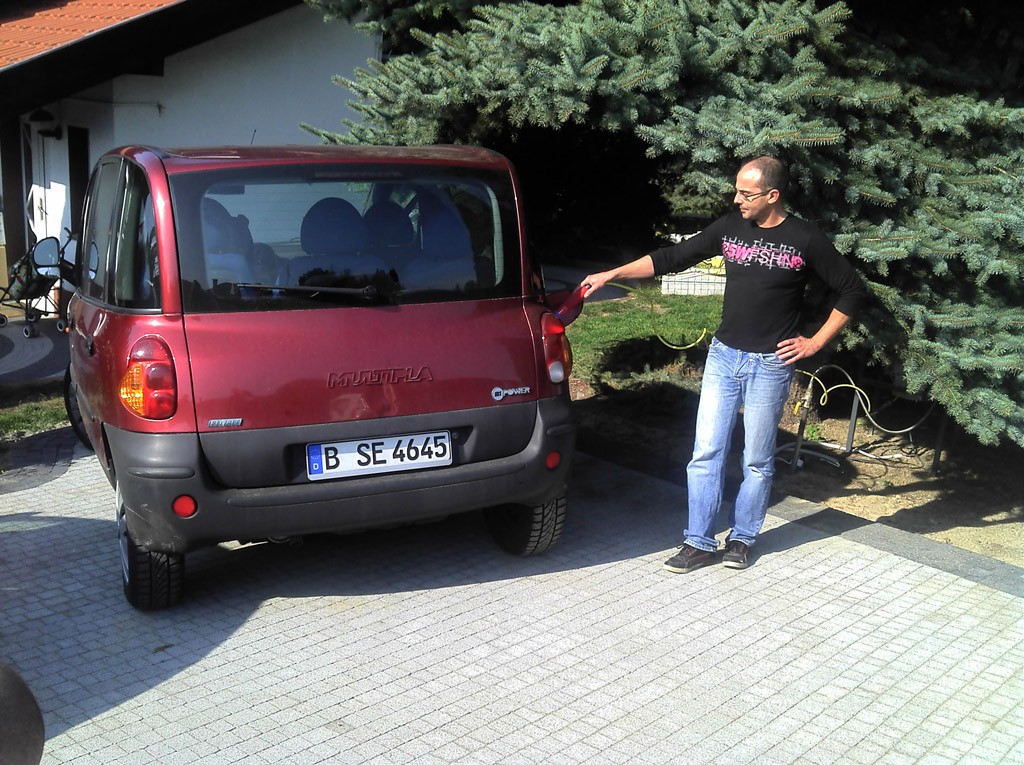 Auta na CNG też da się tankować z domu, względnie tanim, domowym gazem do celów grzewczych. To jednak tak uciążliwe rozwiązanie, że korzystają z niego już nieliczni, bo korzyści w porównaniu do LPG są znikome. 