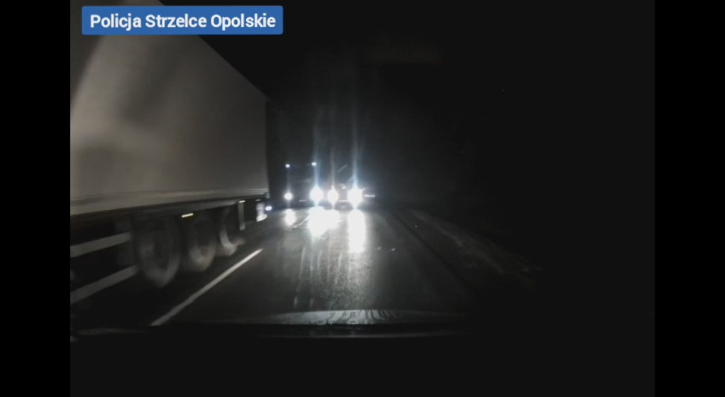 Wyjechał na "czołówkę" z policjantem. W ostatniej chwili wyhamował