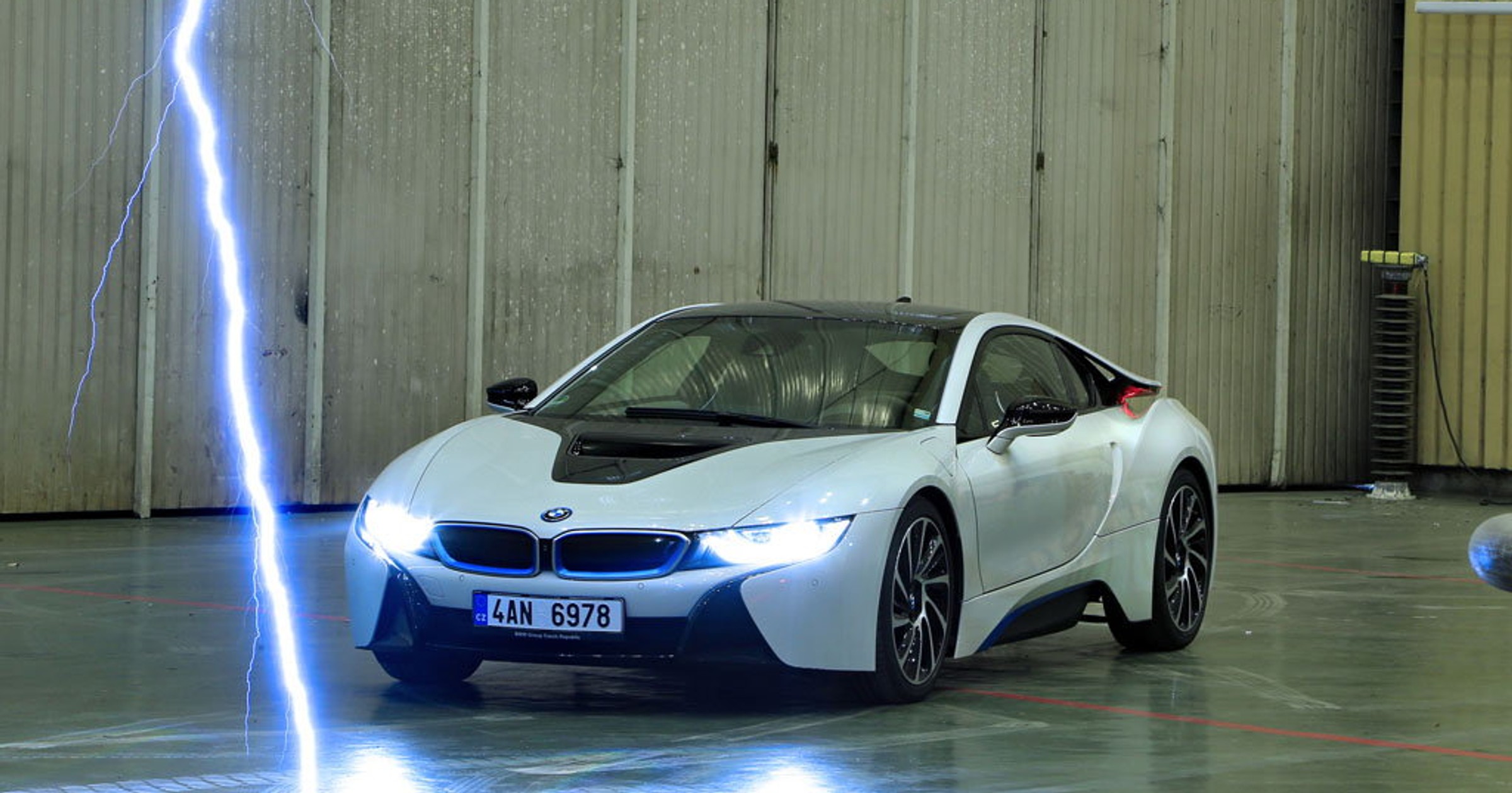 BMW i8 - samochód z piorunującym wrażeniem