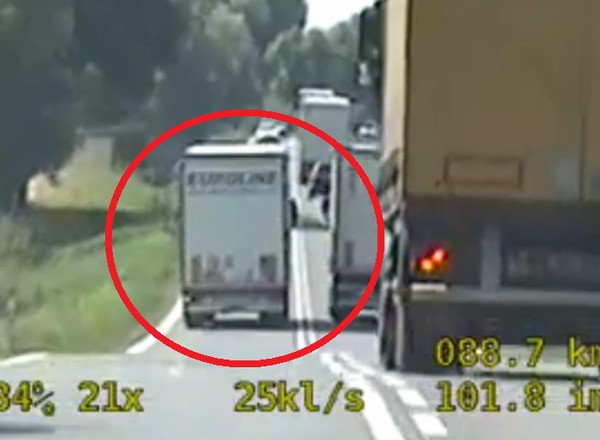 Pokaz bezmyślności na krajowej ósemce. Szalonego tirowca nagrali policjanci [WIDEO]