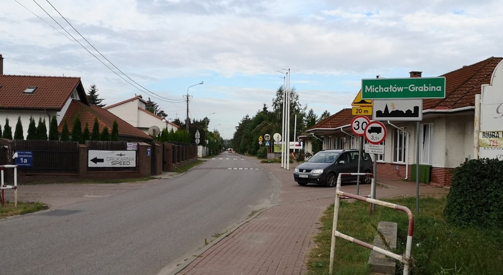 Po jednej stronie znak wjazdu na obszar zabudowany, a po drugiej... nic. Czy znak D-42 dla jadących z przeciwka oznacza koniec obszaru zabudowanego?