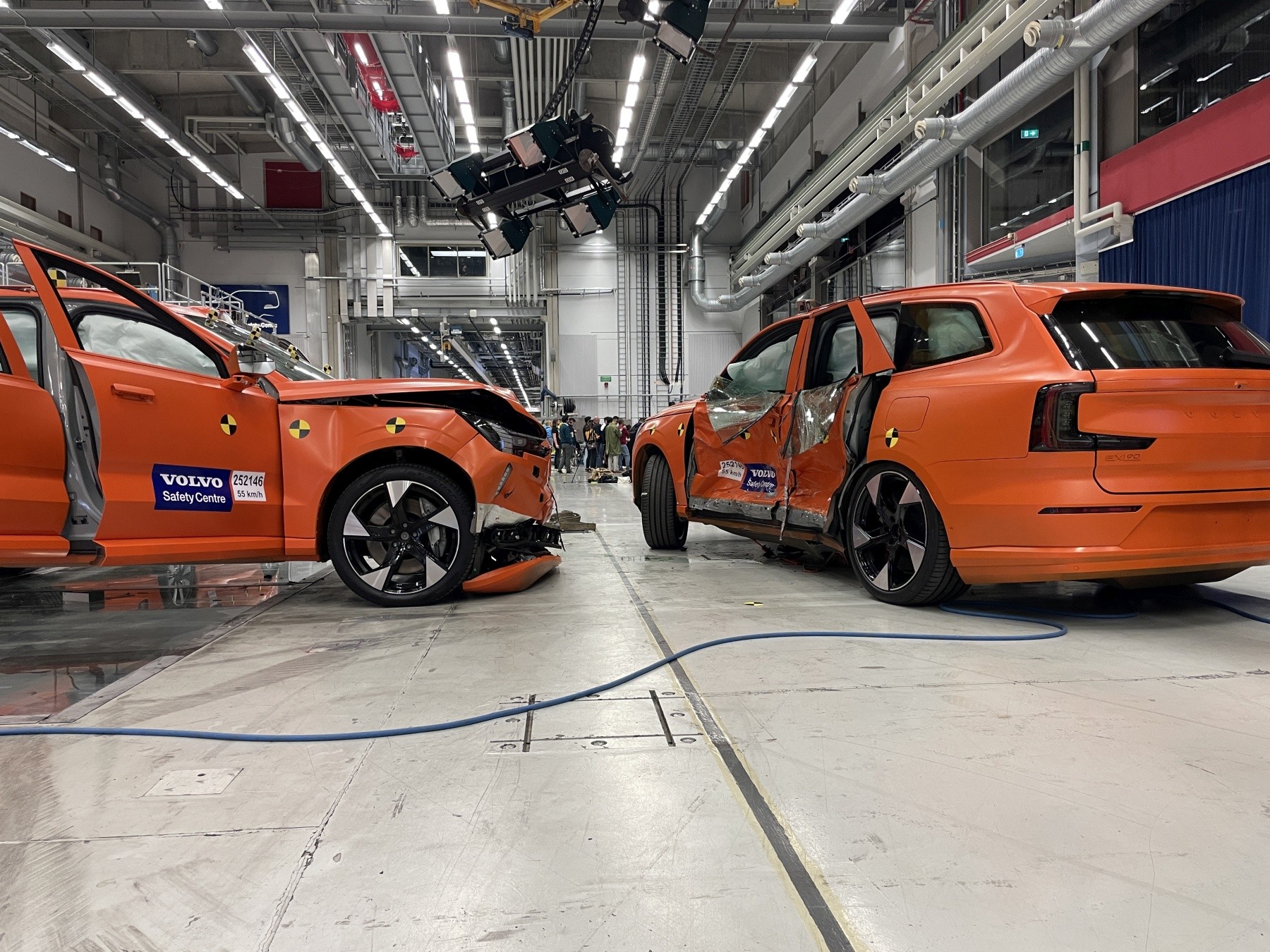 W faktycznym zderzeniu brały udział tylko dwa pomarańczowe SUV-y