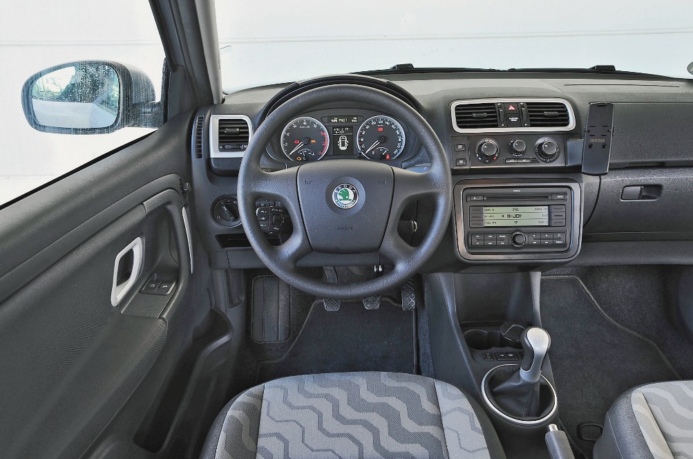 Tworzywa może nie są wyszukane, ale kokpit wygląda solidnie. Deska rozdzielcza dostępna jest też w dwukolorowym wariancie