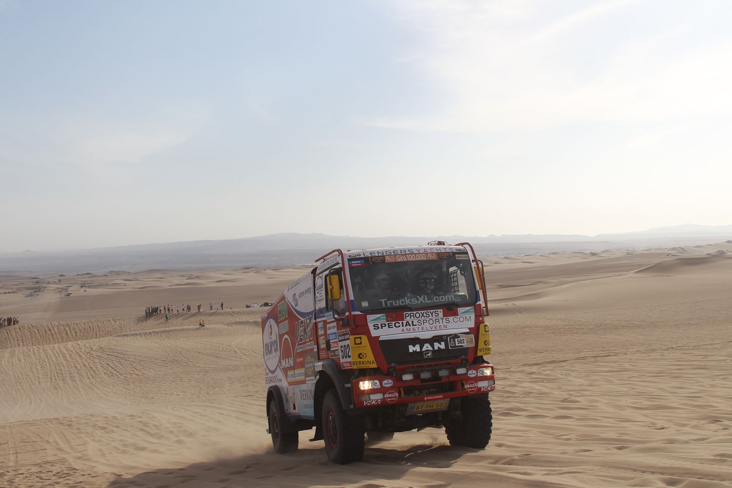 Dakar 2013: Hołowczyc zawiedziony, Sainz utknął na wydmach (2. etap, wyniki, galeria)