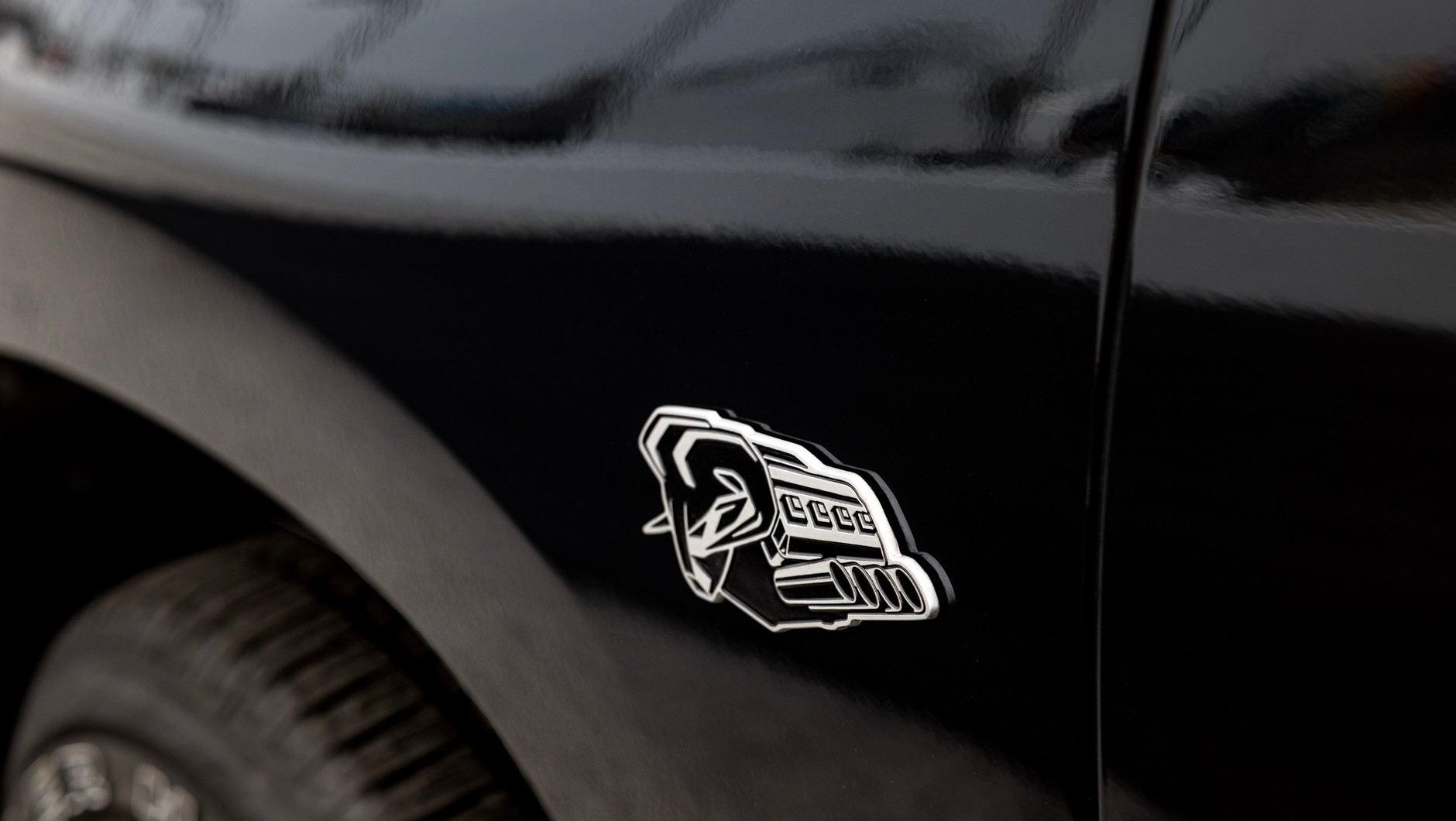 "Symbol of Protest Badge" na błotniku RAM-a