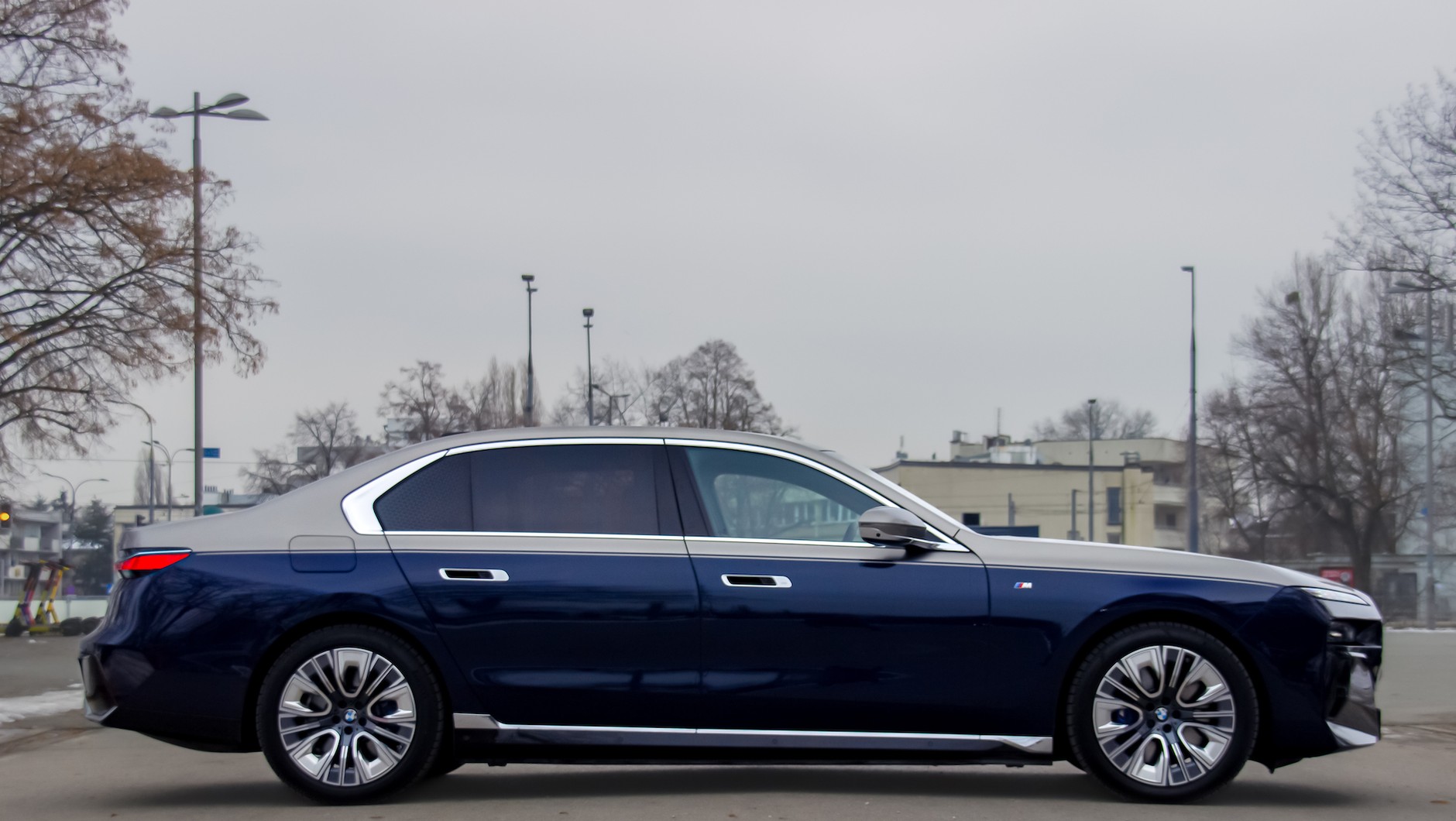 BMW i7