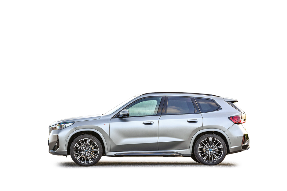 Dzięki opcjonalnym 20-calowym kołom BMW X1 jeszcze pewniej trzyma się drogi