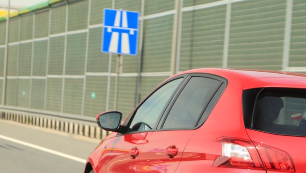 Czy wiesz, jak szybko możesz jechać z przyczepą na polskiej autostradzie?