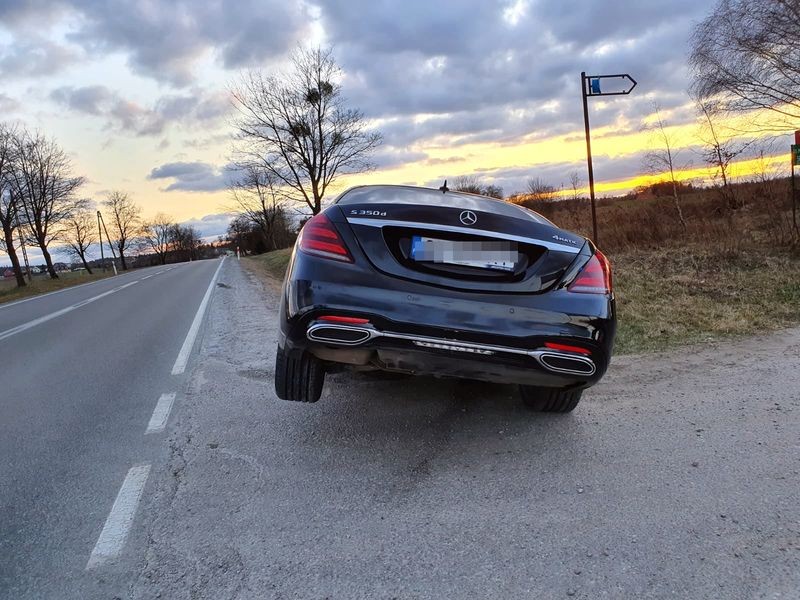 Kierowca Mercedesa Klasy S wpadł do rowu i uciekł z miejsca zdarzenia
