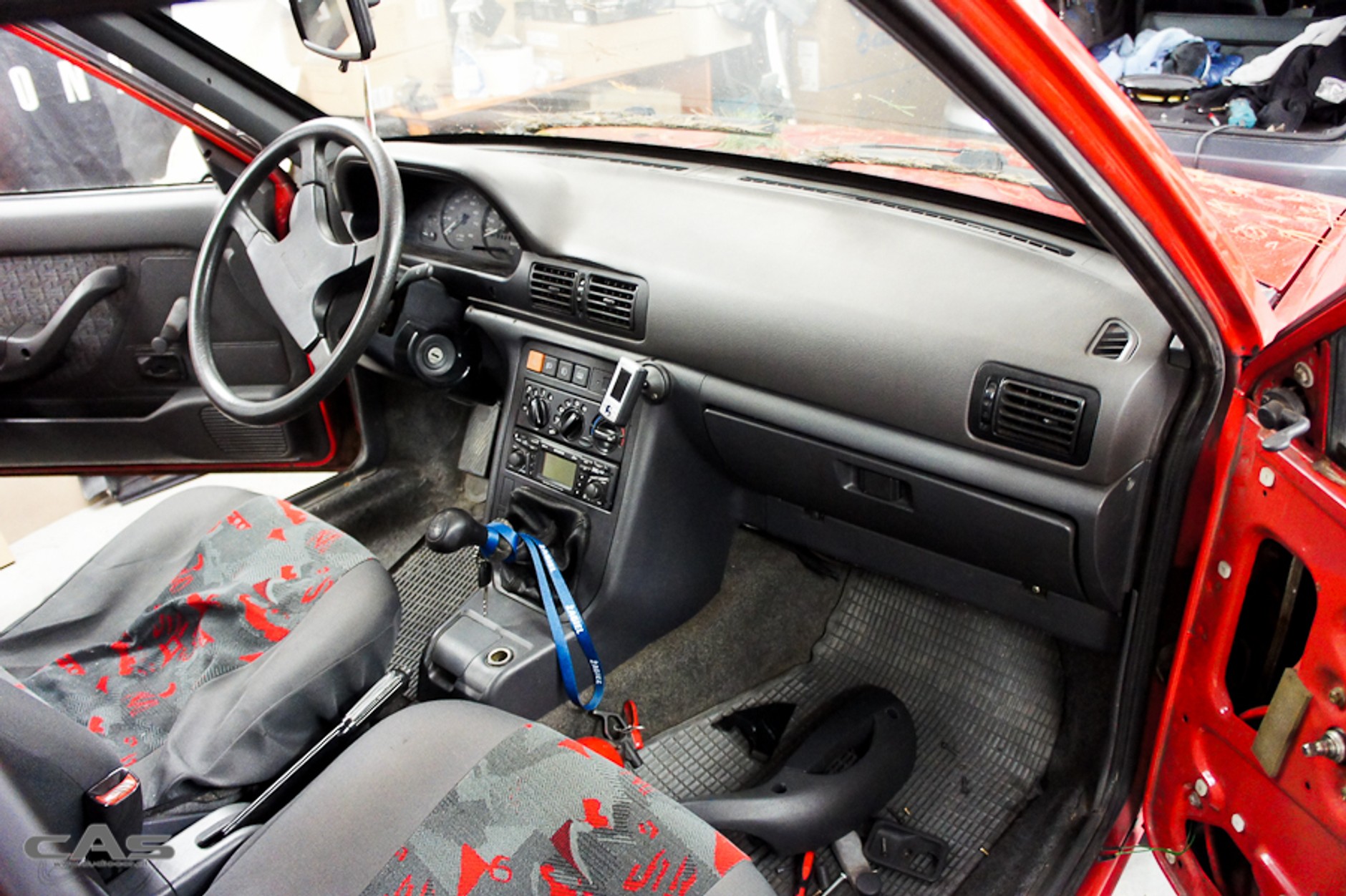 Polonez w trakcie prac. Boczek z prawej strony już jest zdemontowany.