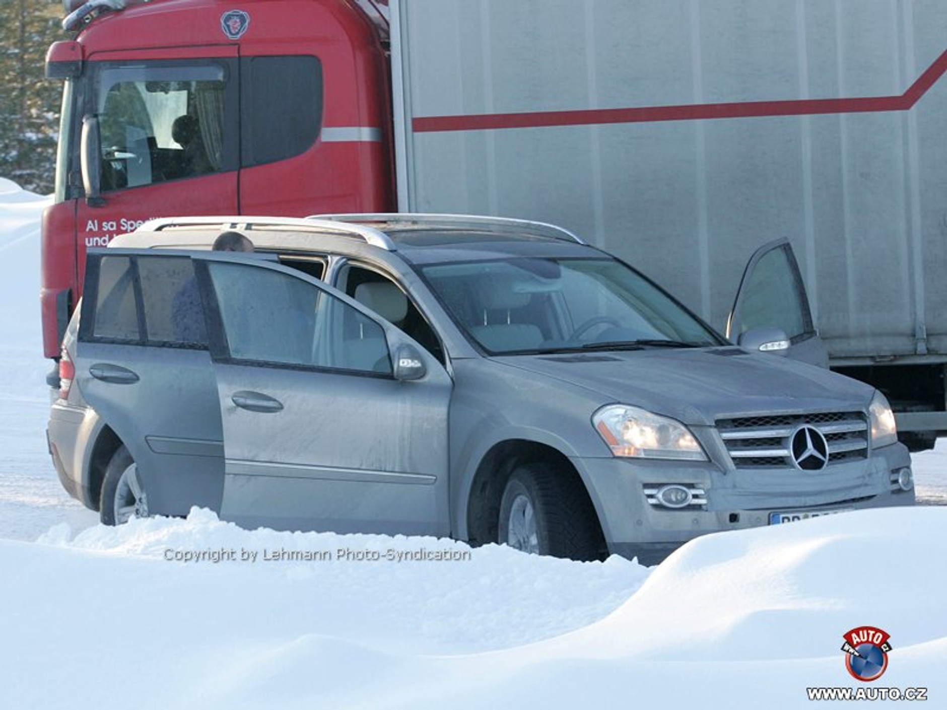 Zdjęcia szpiegowskie: Mercedes-Benz przygotowuje seryjne GL 420 CDI Bluetec i małe GLK.