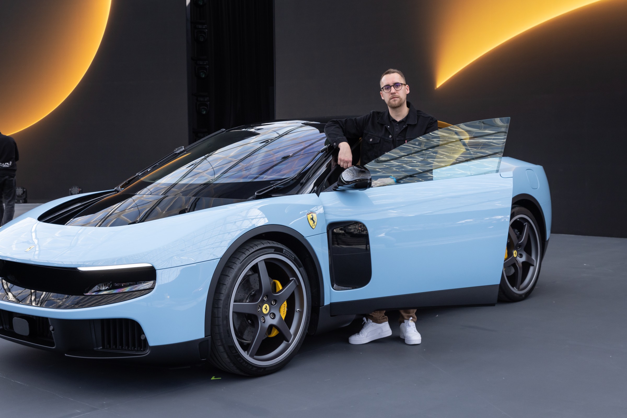 Kiedy my prześcigaliśmy się w memach o Ferrari Luce, Chińczycy wykupili całą produkcję