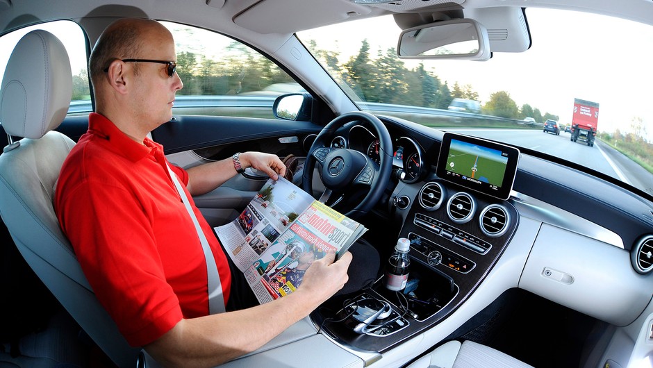Czy autopilot usypia czujność kierowcy?
