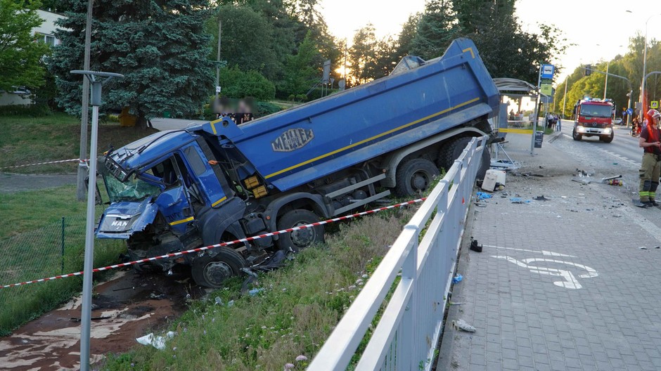 Kierowca ciężarówki, który staranował w Olsztynie cztery samochody, autobus i ranił 12 osób trzeźwieje w areszcie