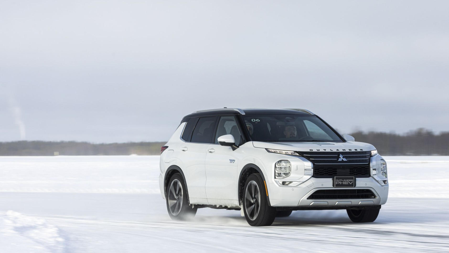 Mitsubishi Outlander PHEV tańczy na lodzie w Kuusamo