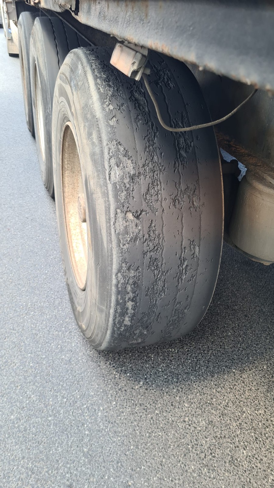 Tragiczny stan ogumienia w ciężarówce. Na wszystkich kołach