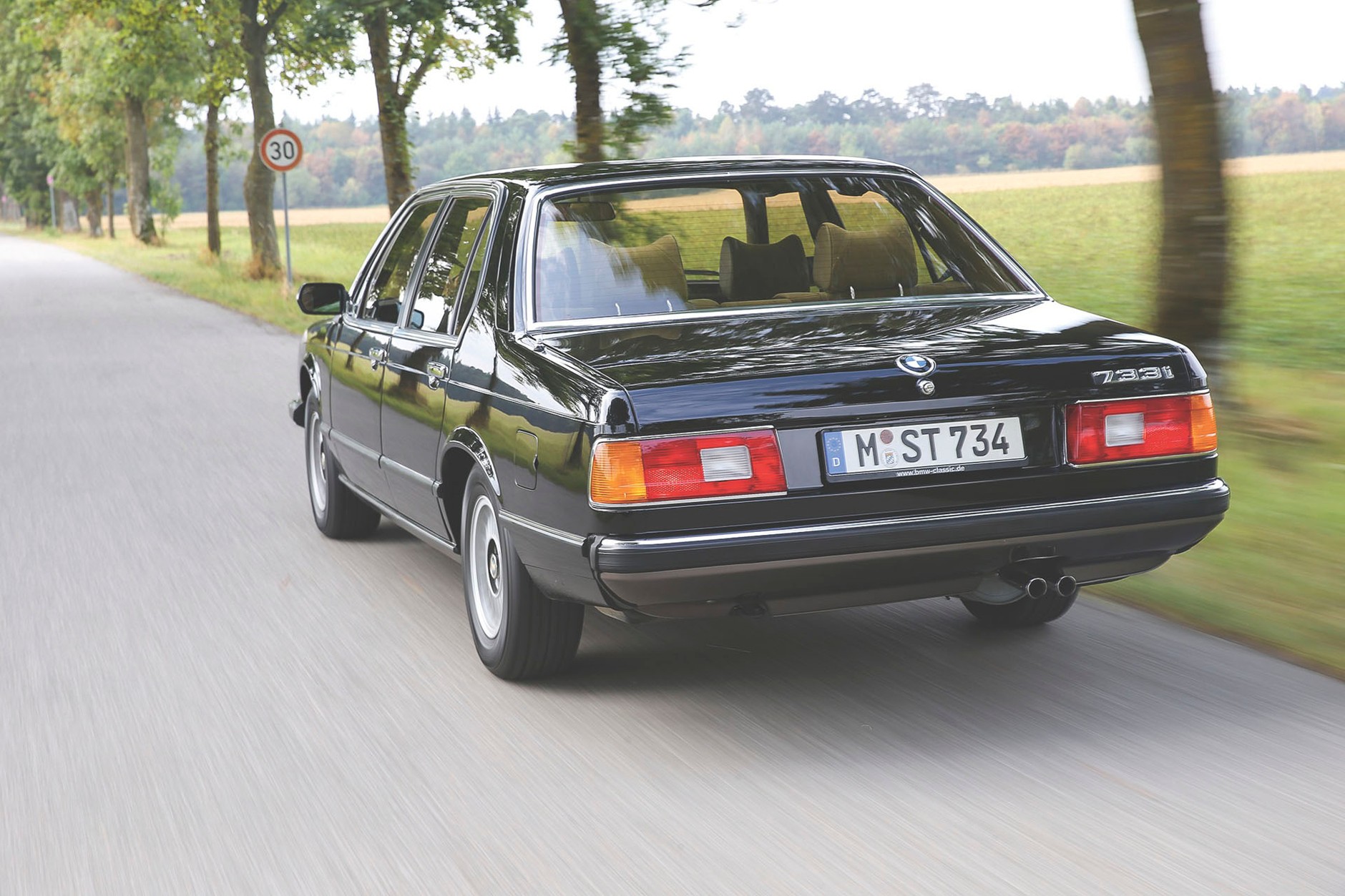 BMW 733i - lewy pas jest dla niego