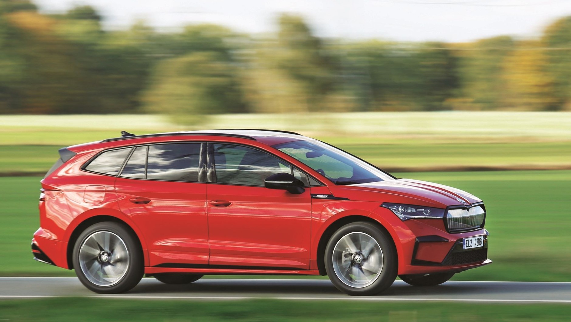 Skoda Enyaq (I, 2022) - zawieszenie potrafi resorować bardziej wyrozumiale niż u rywala, ale nie działa perfekcyjnie.