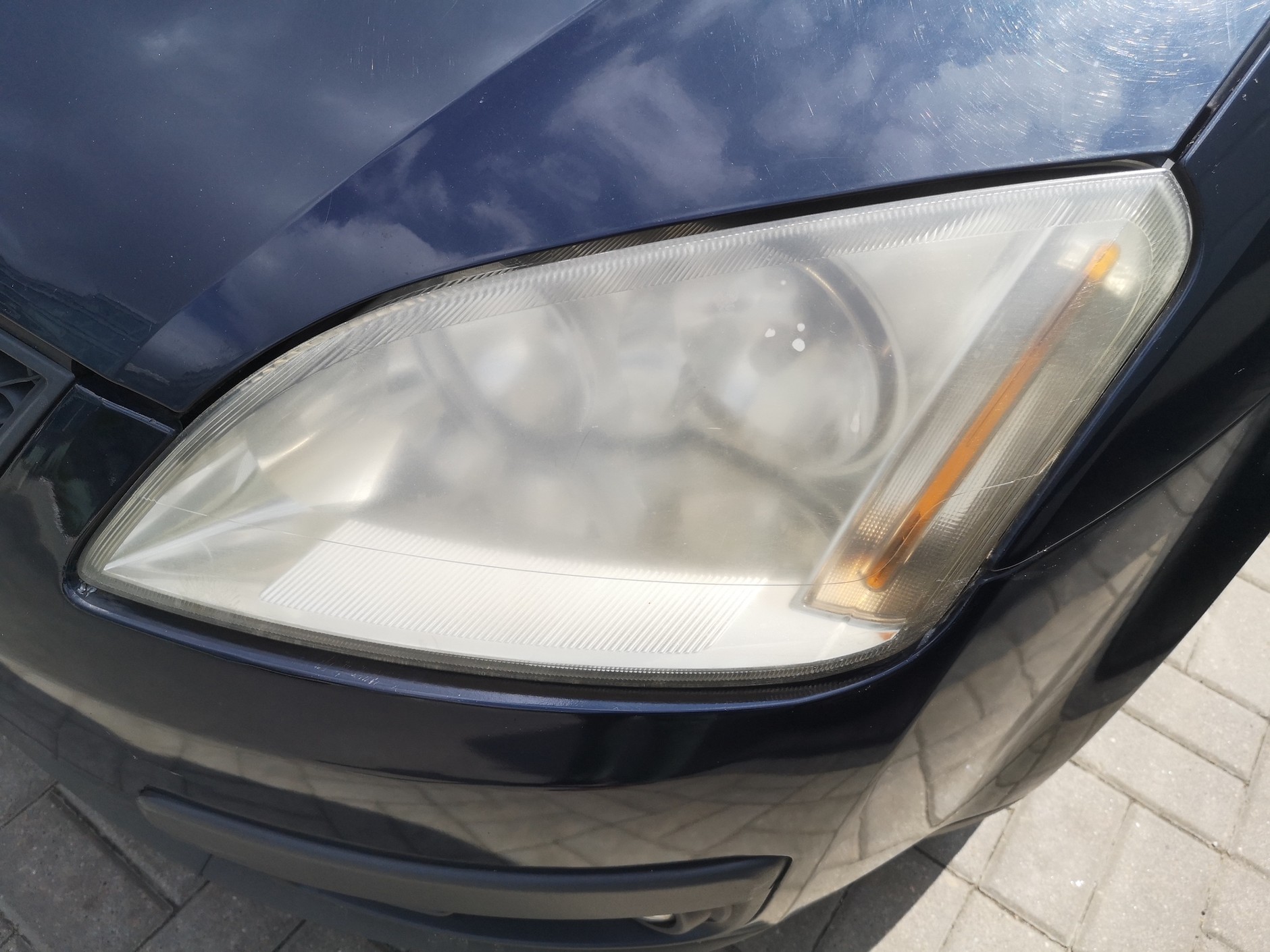 Matowy reflektor – rzecz typowa dla kilkunastoletnich samochodów