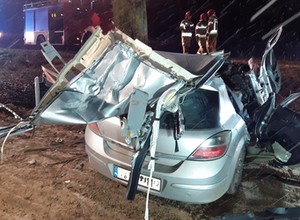 Uderzyli w drzewo, trzech z czterech nastolatków nie żyje. Okropny wypadek na Podlasiu