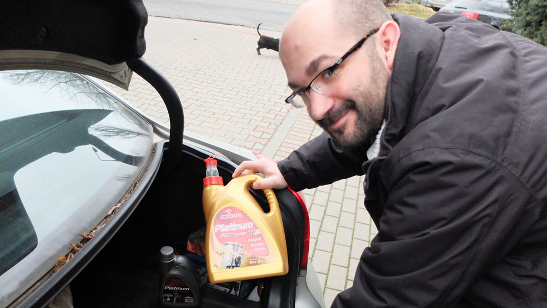 W bagażniku dwie bańki oleju i... prostownik. Sprawdzamy więc poziom oleju: niski – silnik powinien obejrzeć fachowiec. Akumulator – stary, a to oznacza, że zużyty. Wydatek!