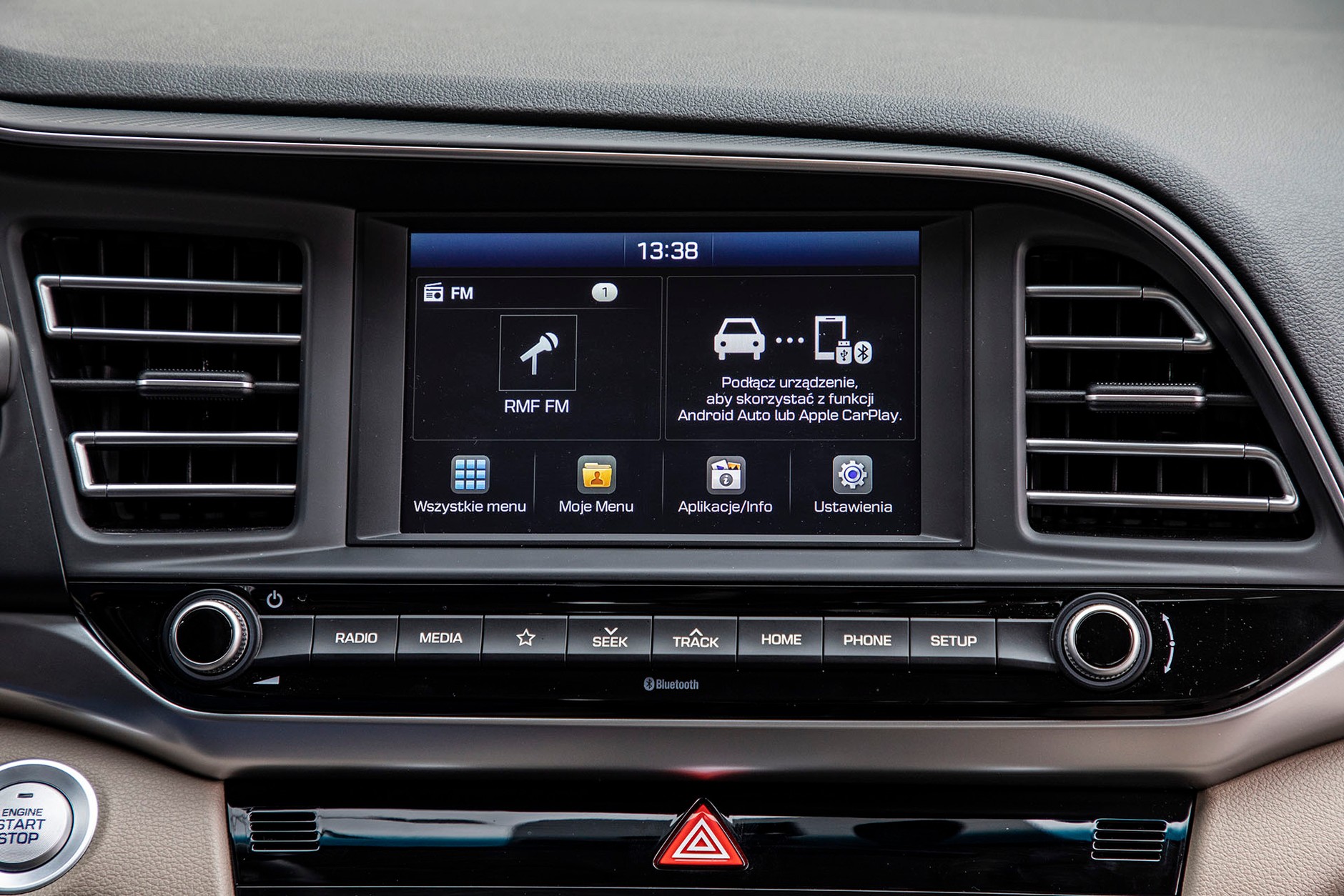 Hyundai Elantra 1.6 MPI 6AT - sedan w stylu azjatyckim