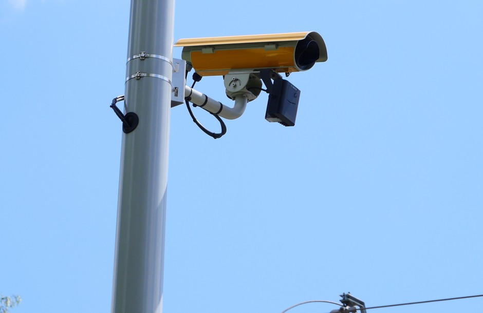 Kamera systemu RedLight na przejeździe kolejowym