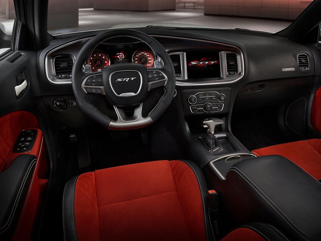 Wnętrze jest mało spektakularne, ale wygodne.
W końcu niska cena nie bierze się z niczego