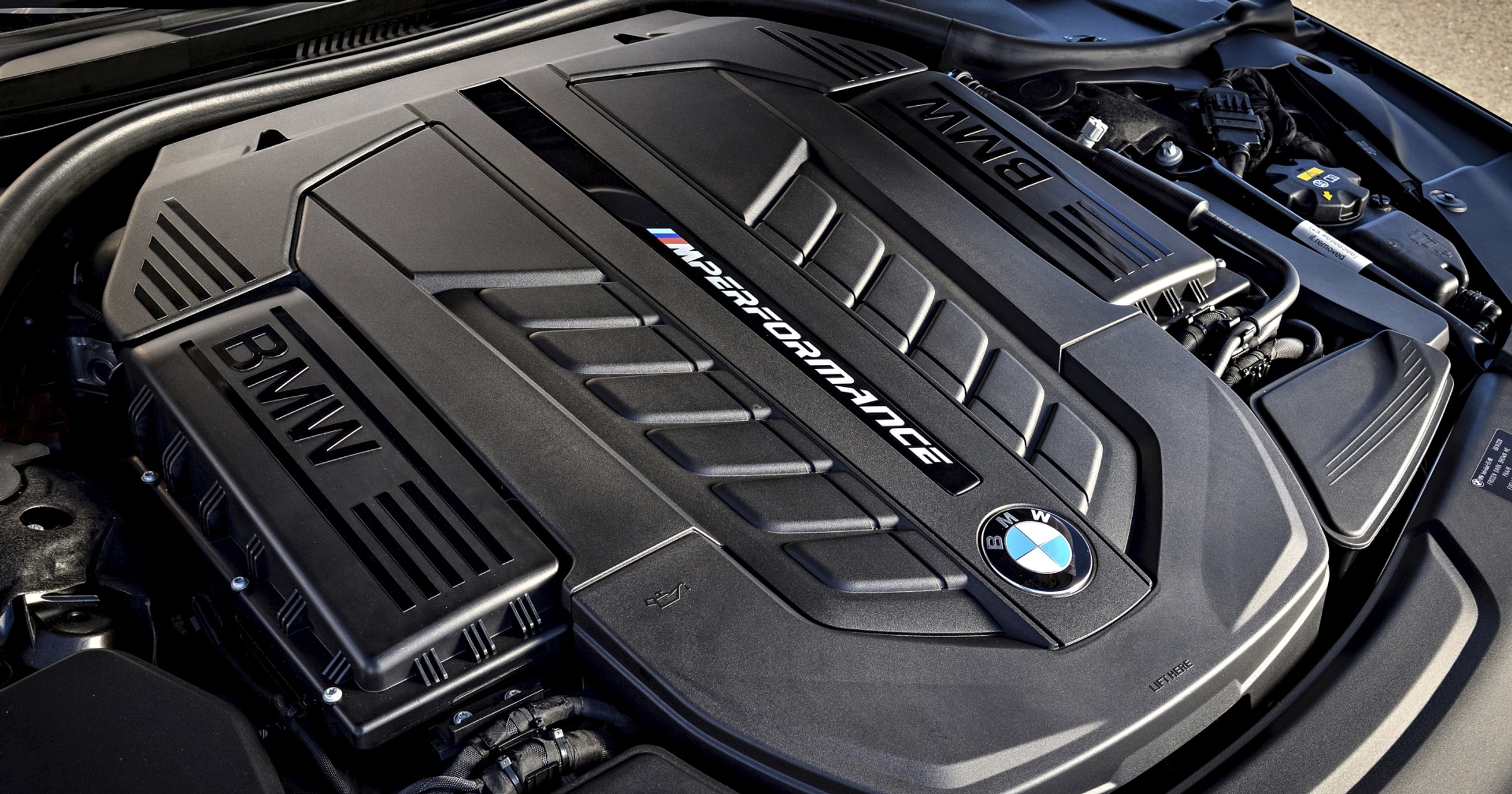 BMW M760i - ostatnie BMW z silnikiem V12