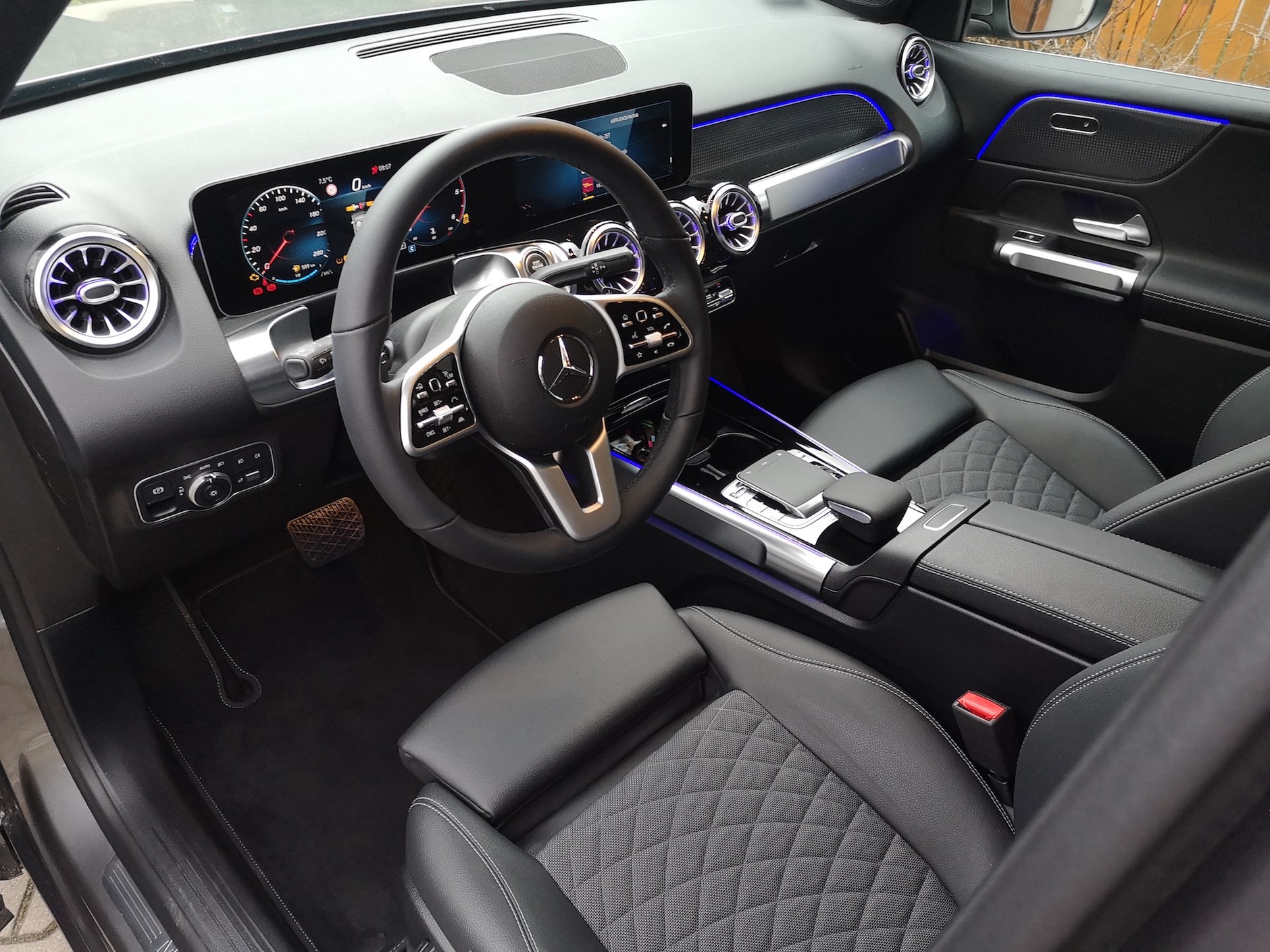 Mercedes GLB 200d: deska rozdzielcza wygląda bardzo elegancko, zwłaszcza w wersji bogato doposażonej