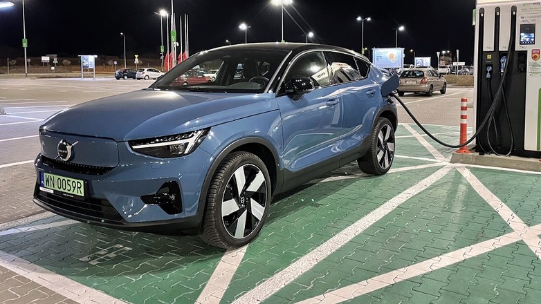 Volvo C40 Recharge, ładowanie samochodu elektrycznego, stacja ładowania, ładowarka GreenWay