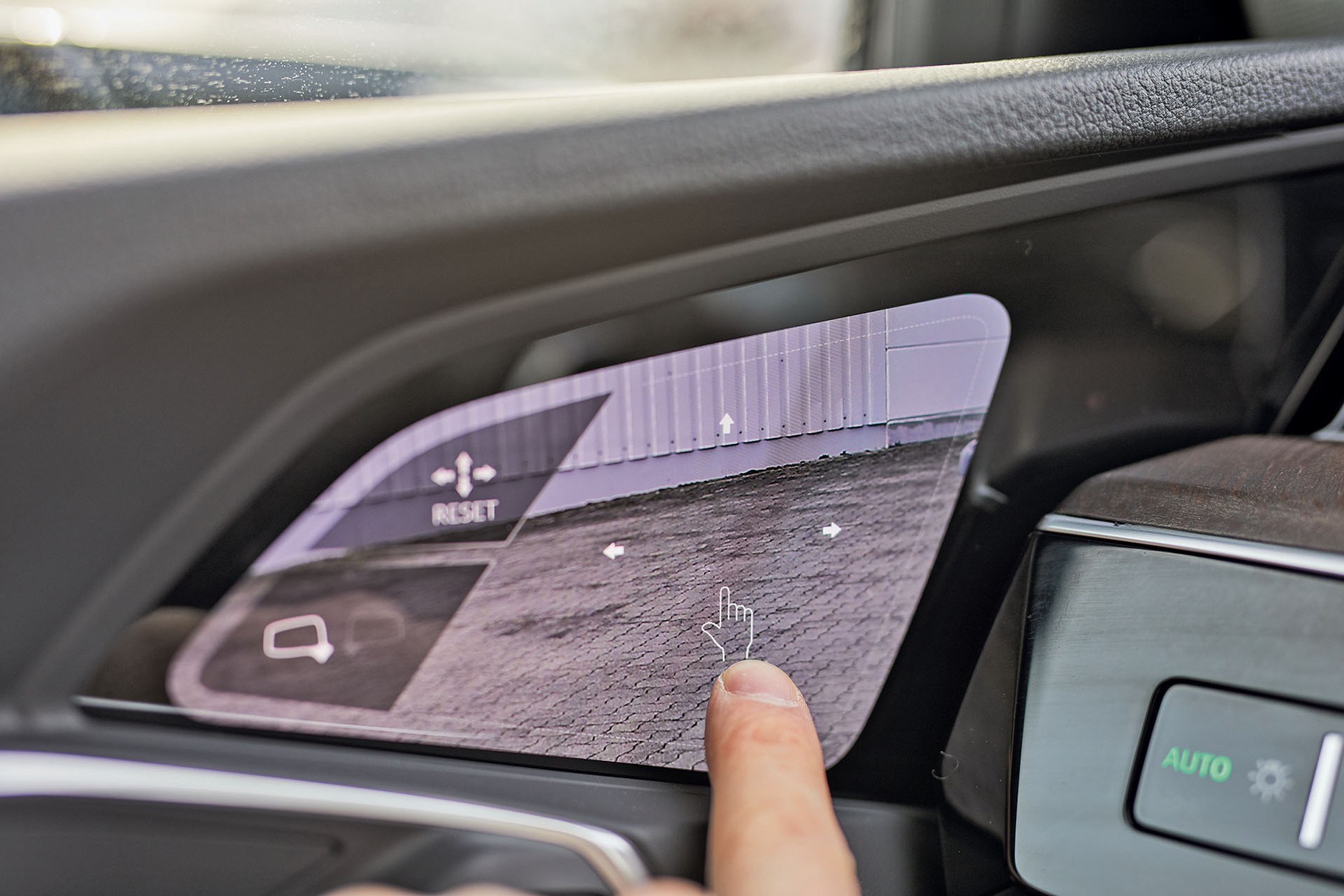 Tesla Model X kontra Audi e-tron - które elektryczne auto będzie lepszym wyborem?