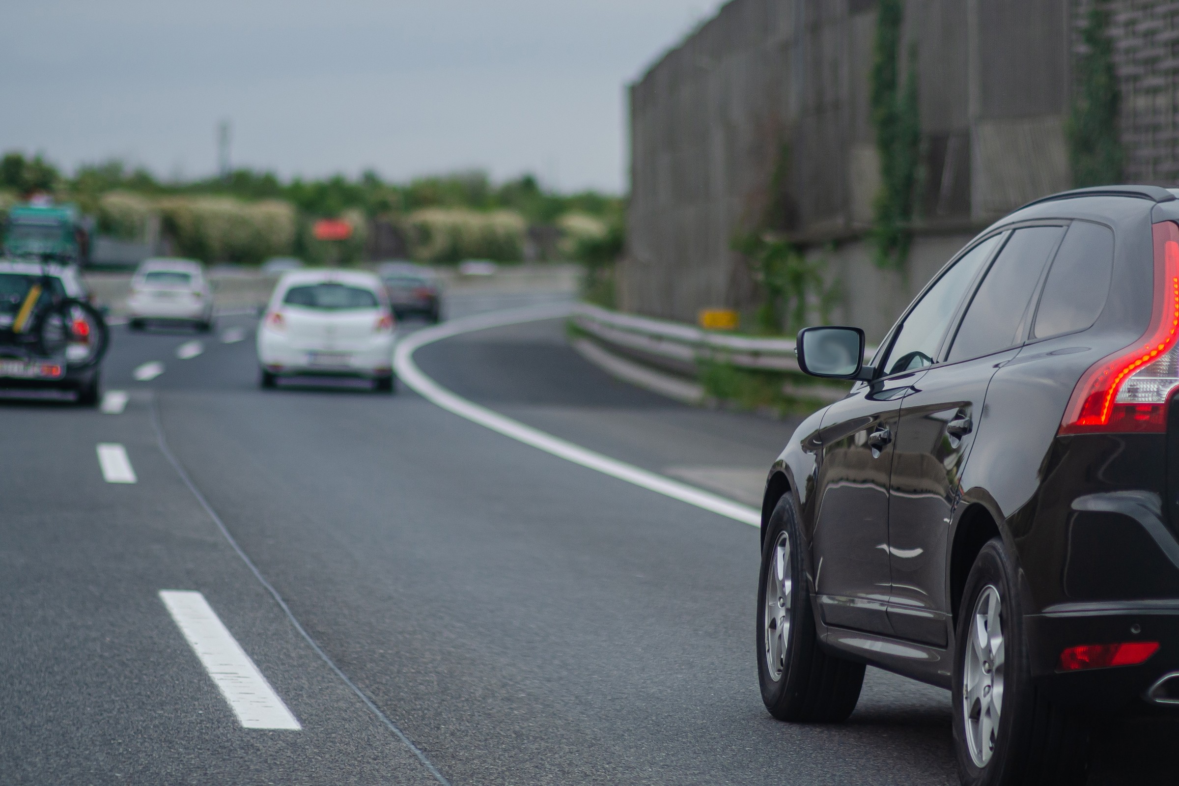 Wyprzedzanie z prawej strony. Kiedy jest dozwolone, a kiedy grozi mandat?
