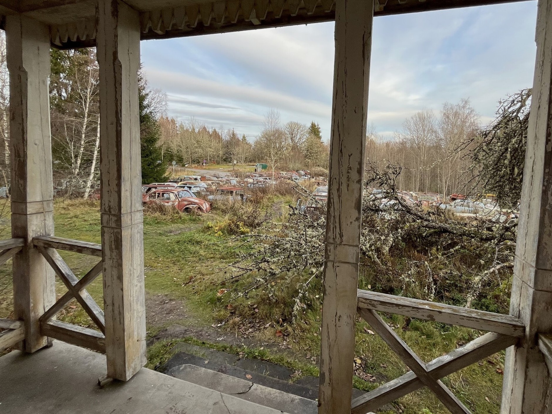 Cmentarzysko samochodów w Bastnas w Szwecji