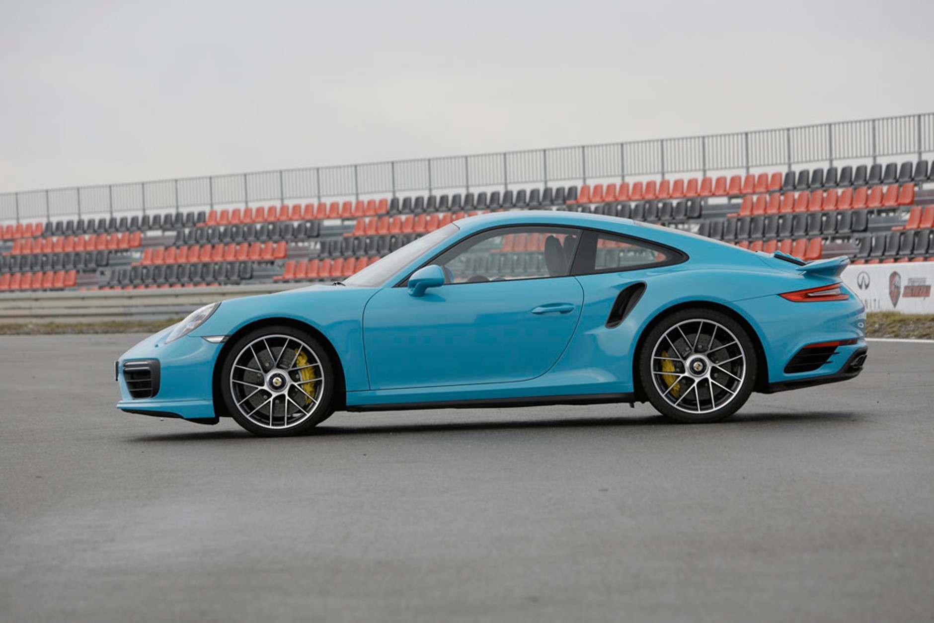 Porsche 911 Turbo S - bajeczne turbo w bajkowym kolorze