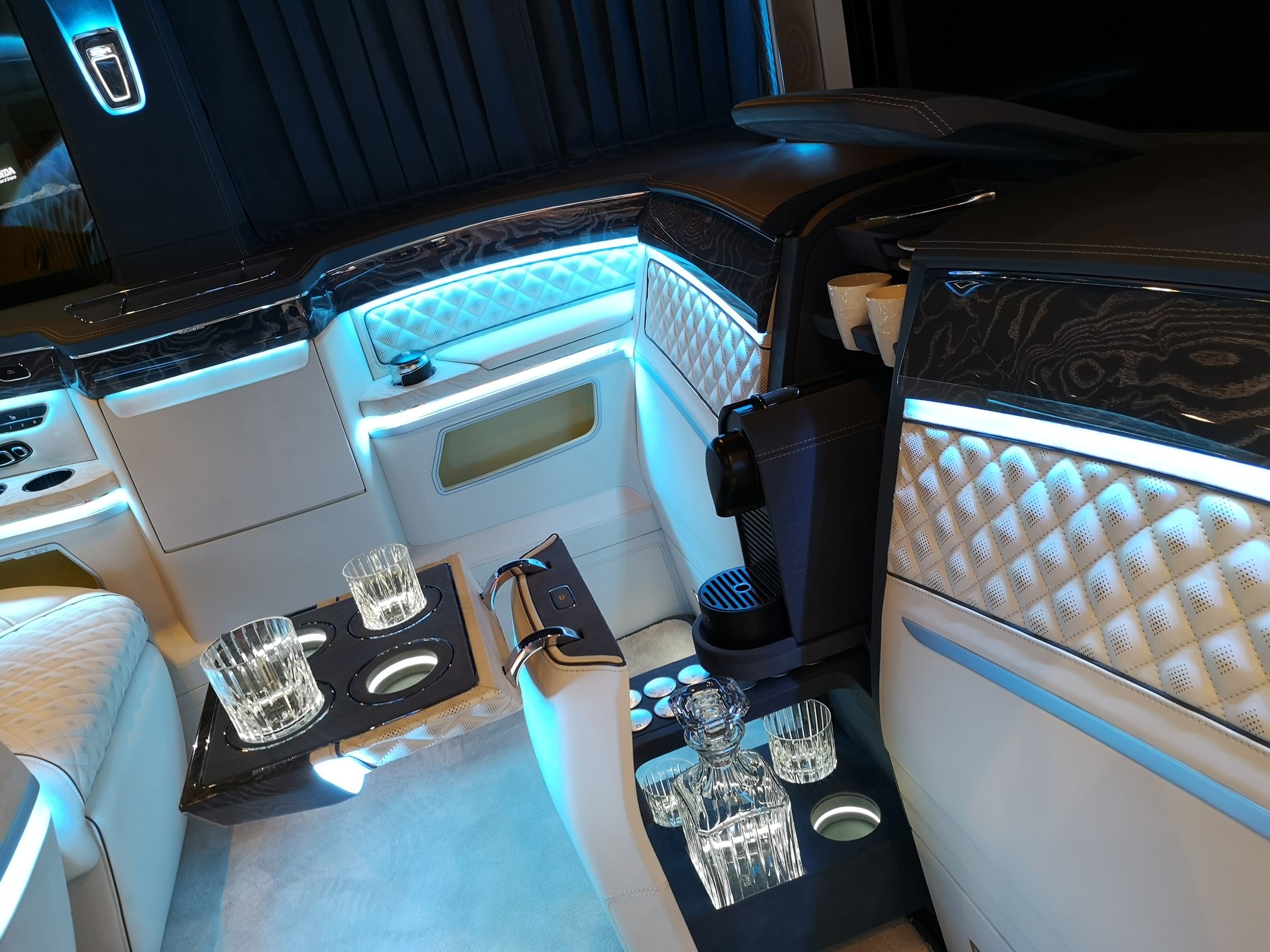 Luksusowe vany - salon samochodowy w Genewie