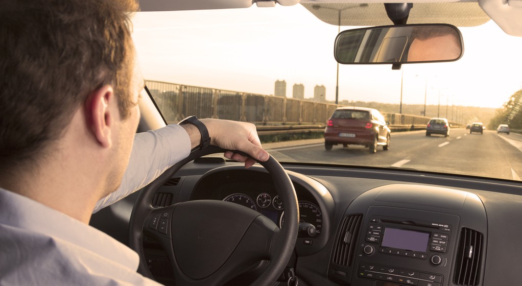 Kierowca w samochodze