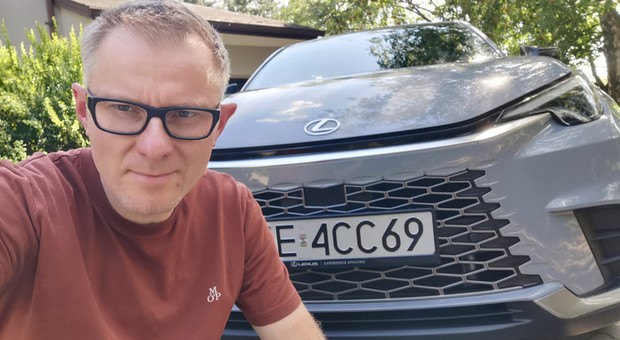 Lexus LBX jest ładnie wykończony, mało pali i dobrze jeździ. Auto dla pań, ale jeździłbym