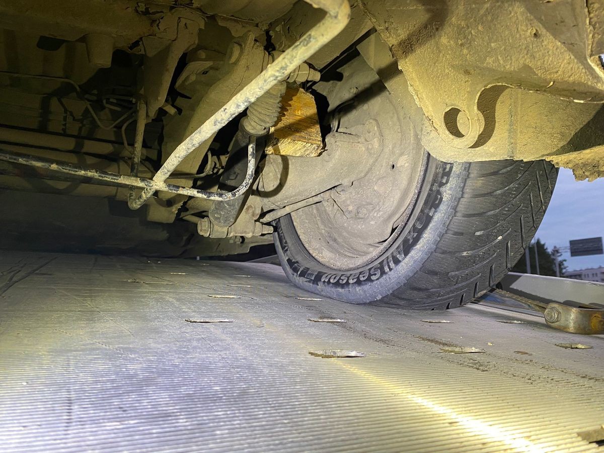 Policjanci myśleli, że kierowca jest pijany, a problemy z opanowaniem auta wynikały z fatalnego stanu technicznego pojazdu