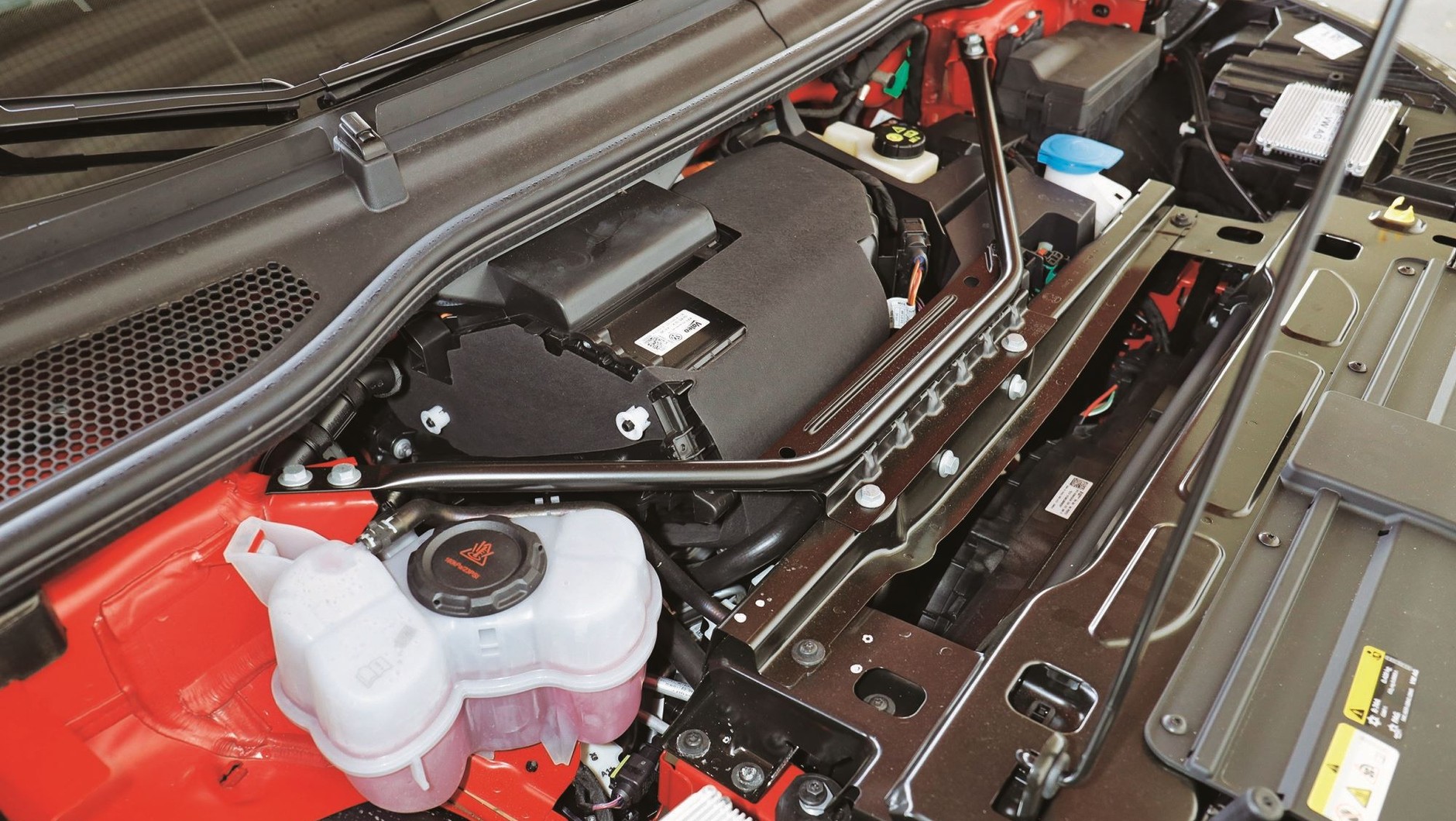 Skoda Enyaq (I, 2022) - skoro czeski elektryk ma tylny napęd, to z przodu powinno teoretycznie być... Nie, pusto być nie może. Trzeba chłodzić baterie i ogrzewać wnętrze.