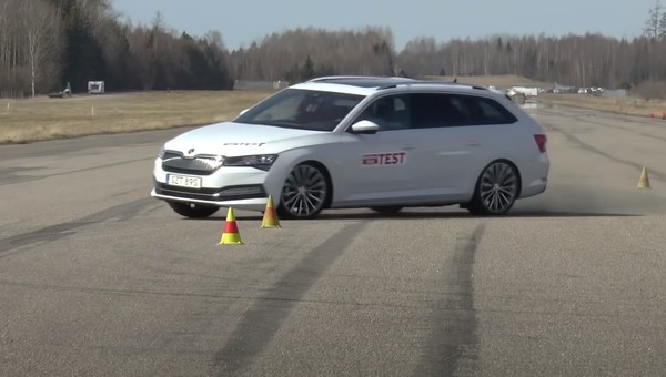 Volkswagen Passat oraz Skody Octavia i Superb oblały test łosia w Szwecji