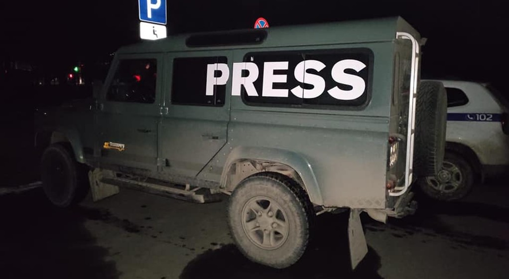 Ostrzelane auto szwajcarskiego dziennikarza