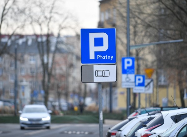 „Lub na obszarze uzdrowiska”. Jest ustawa, będą codzienne opłaty za parkowanie w miastach i nie tylko