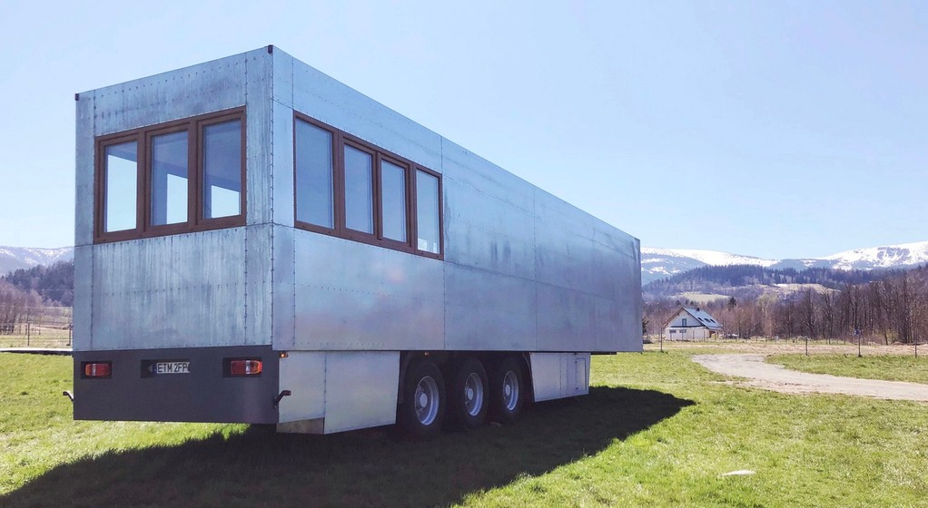 Hotel mobilny w dawnej chłodni