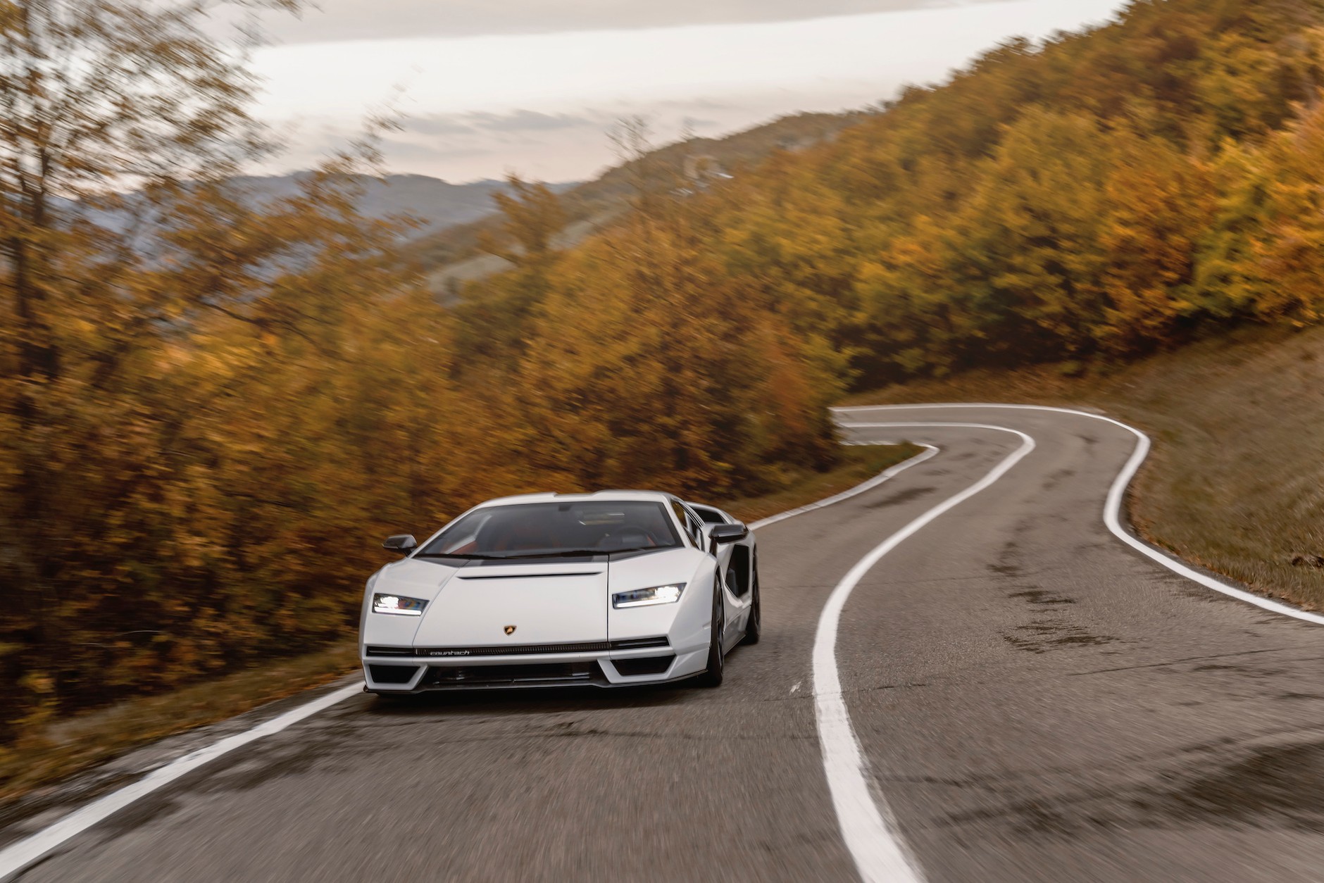 Lamborghini Countach LPI 800-4 rusza w drogę